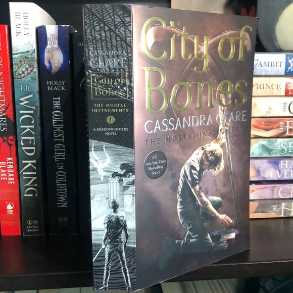 PB City of Bones by Cassandra Clare - Picture 5 of 5